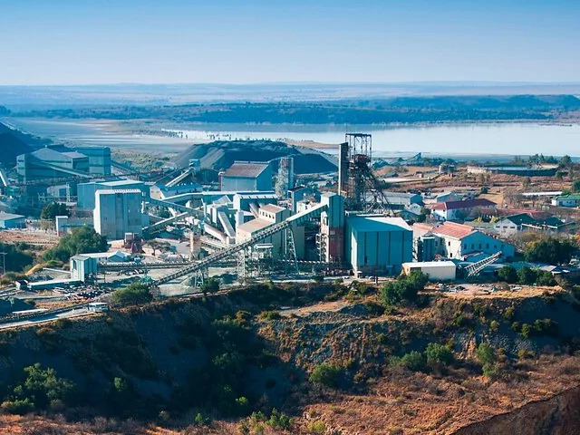 Plan large de l’infrastructure de la mine de diamants Cullinan avec un lac en arrière-plan.