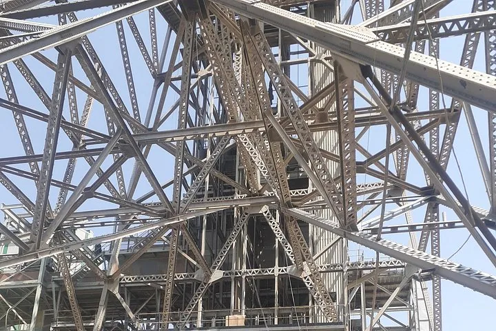 Vue rapprochée de la charpente métallique complexe d'un chevalement de mine.